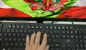 Santa Catarina lidera o interesse no Brasil por comércio, indústria, emprego e turismo, segundo o Google Trends