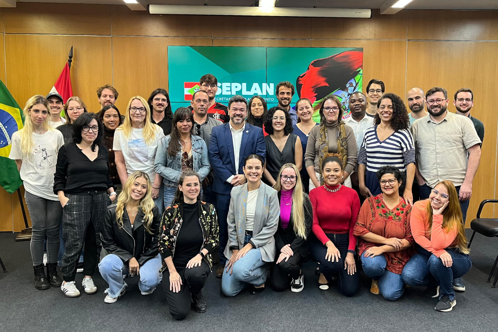Turma de estudantes e professora doutora Renata Pozzo da UDESC ao lado da equipe da SEPLAN.