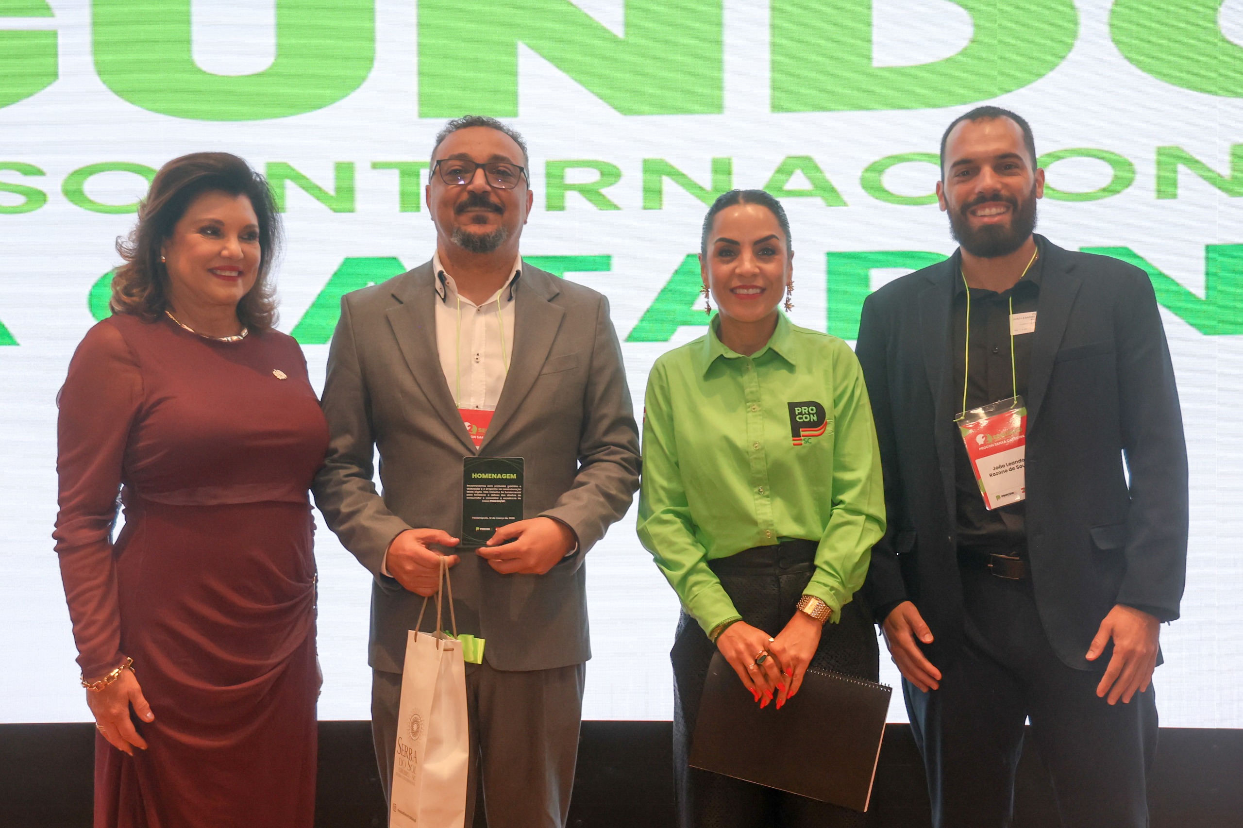 Seplan entrega Planejamento Estratégico do Procon/SC e recebe homenagem